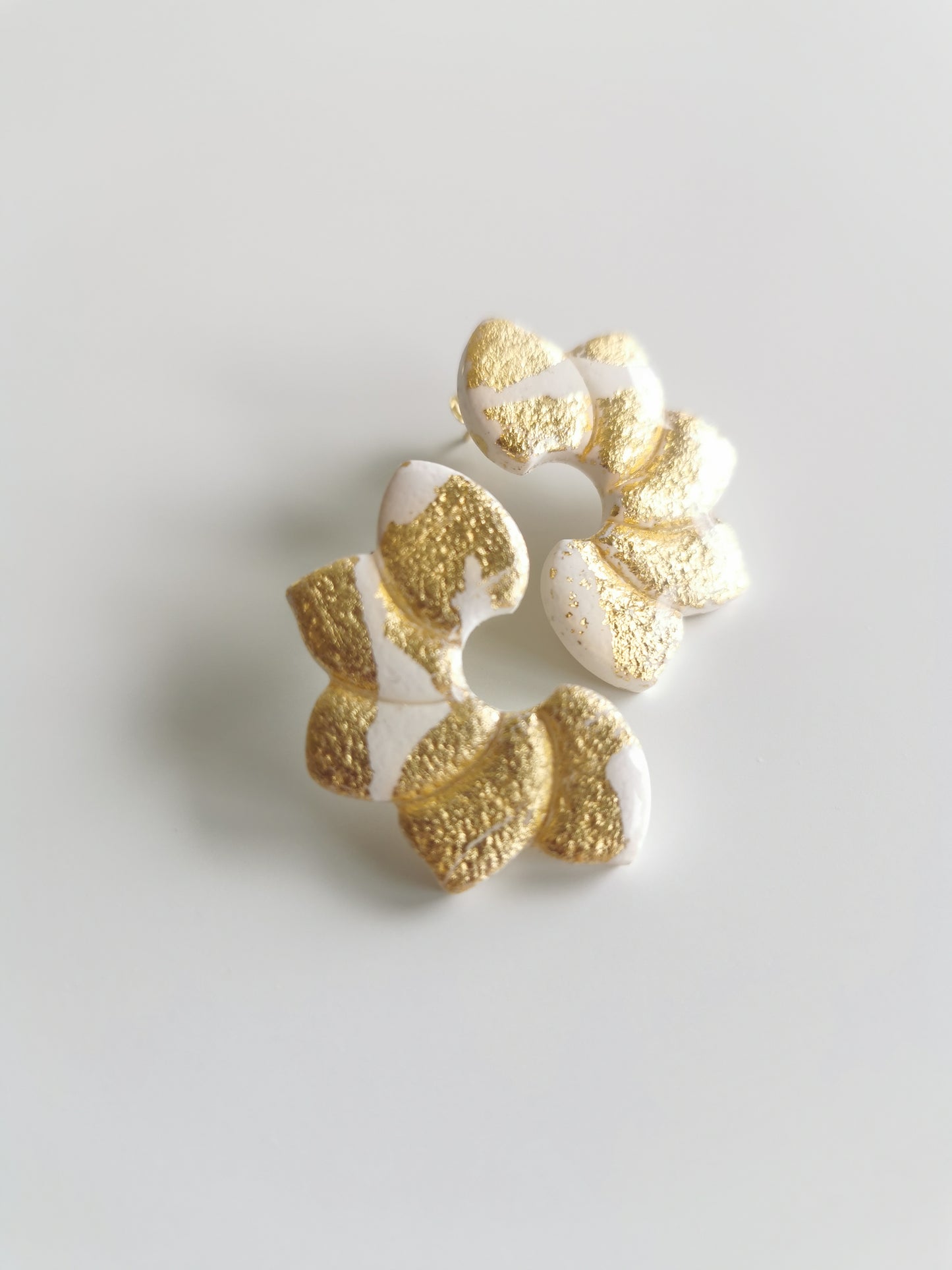 Boucle d'oreille Flora écru