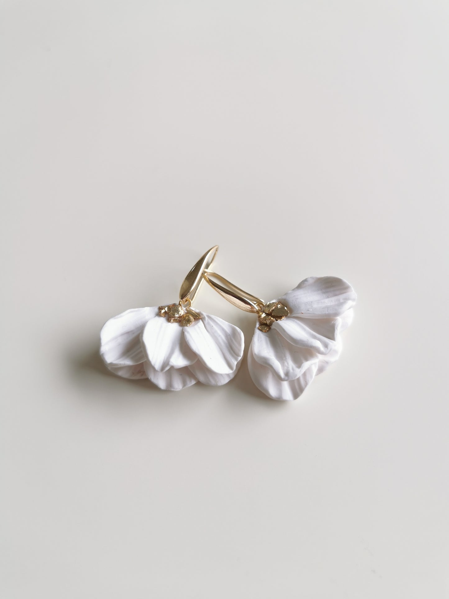 Boucle d'oreille Émilie blanche