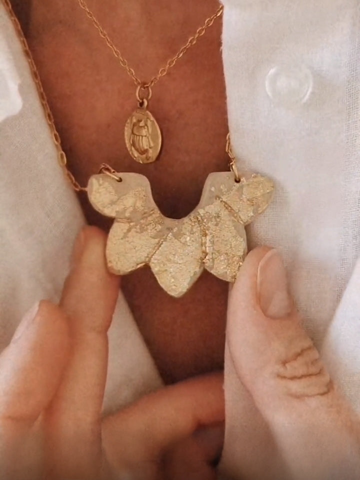 COLLIER MAVI
