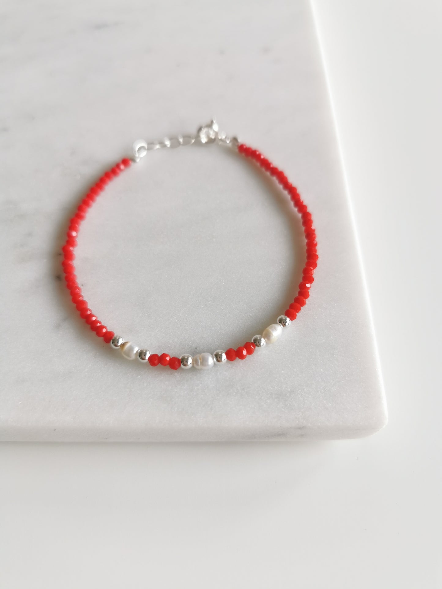 BRACELET CRISTAUX ROUGES ET PERLES DE CULTURE