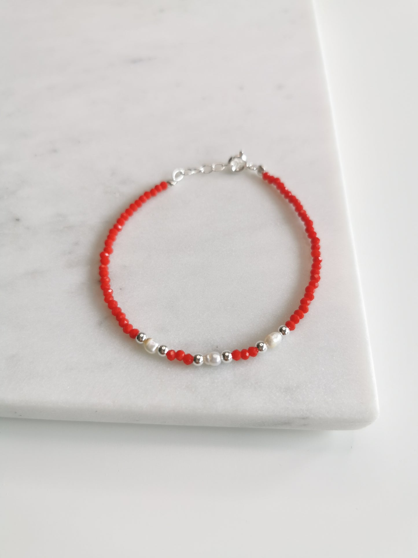 BRACELET CRISTAUX ROUGES ET PERLES DE CULTURE