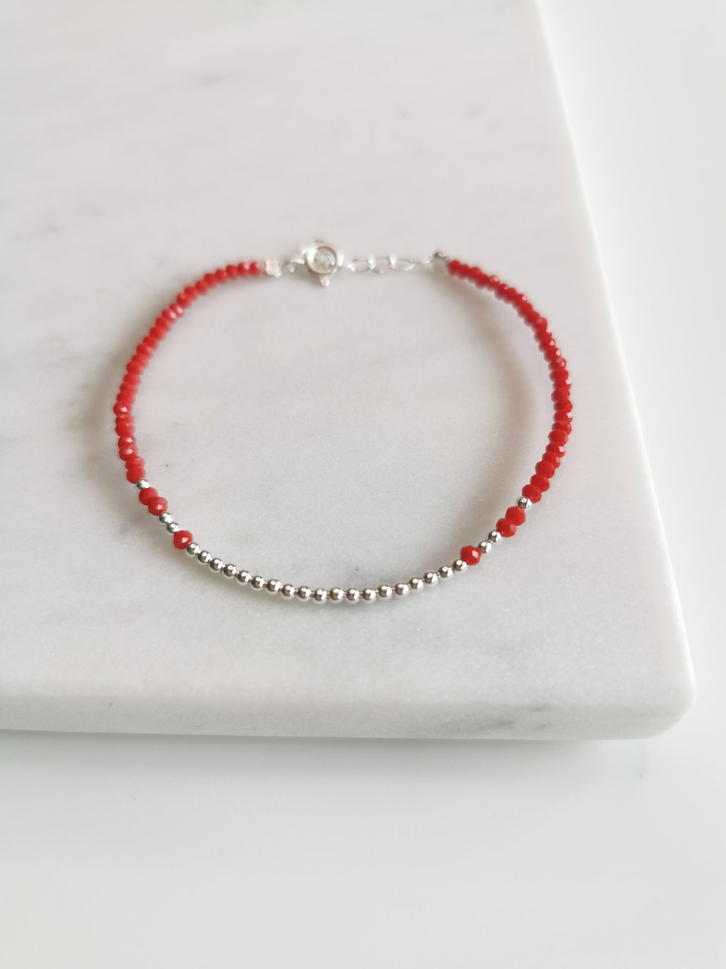 BRACELET CRISTAUX ROUGES ET MINI PERLES