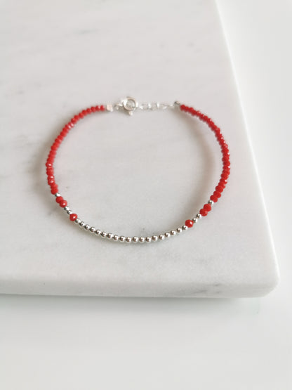 BRACELET CRISTAUX ROUGES ET MINI PERLES