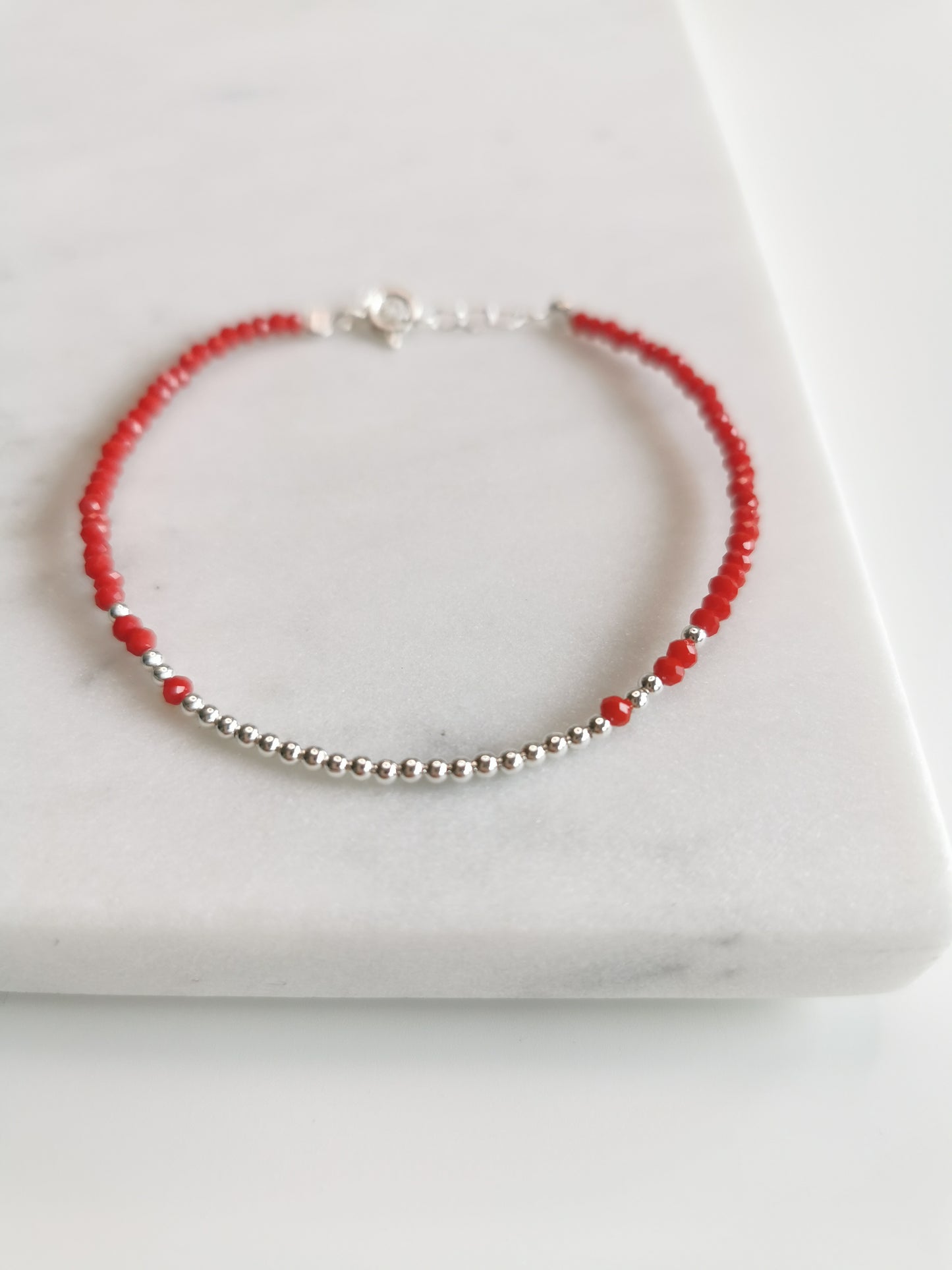 BRACELET CRISTAUX ROUGES ET MINI PERLES