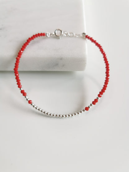 BRACELET CRISTAUX ROUGES ET MINI PERLES