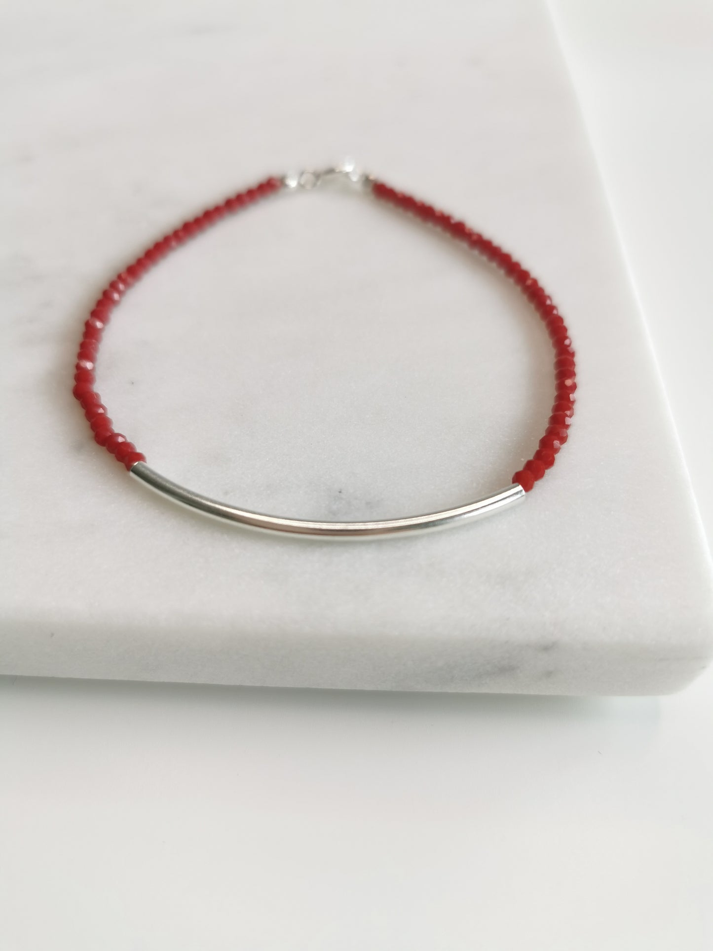 BRACELET CRISTAUX ROUGES ET PETIT TUBE