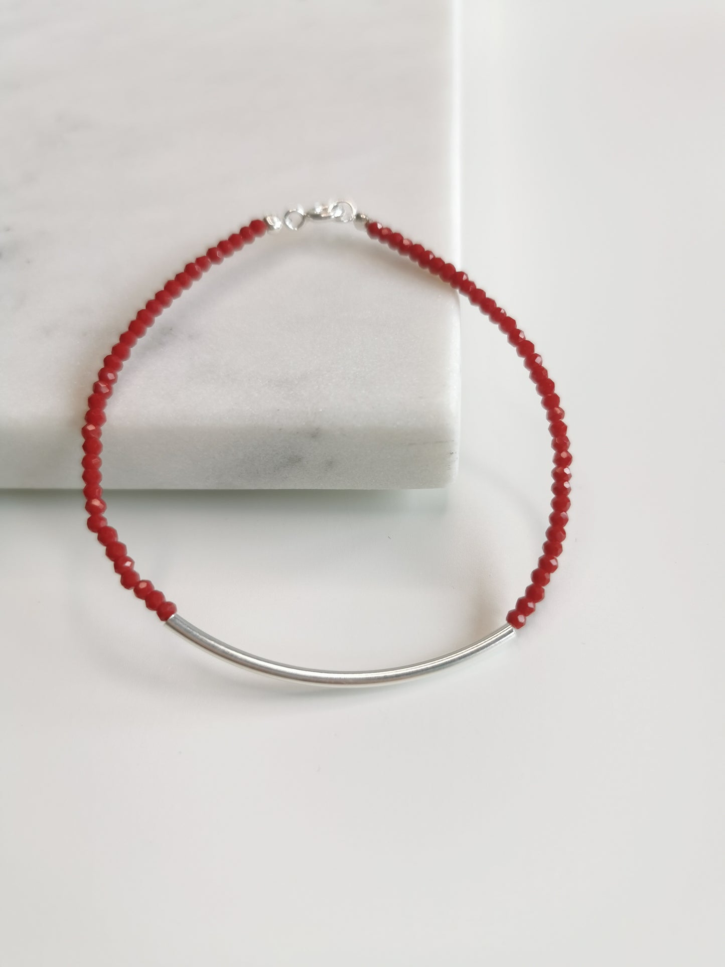 BRACELET CRISTAUX ROUGES ET PETIT TUBE