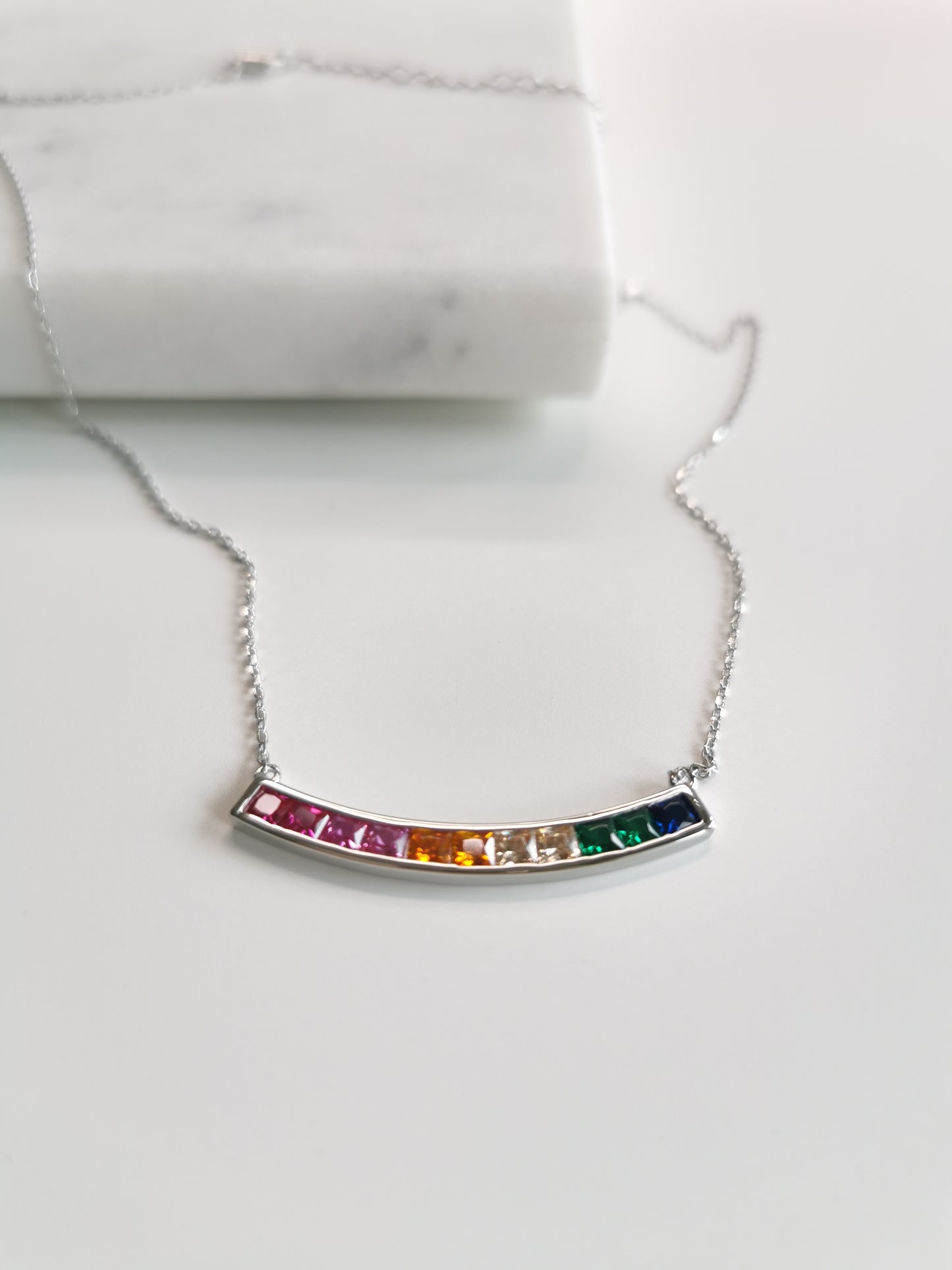 COLLIER BARRE COURBÉE DE ZIRCONIUMS MULTI COULEURS