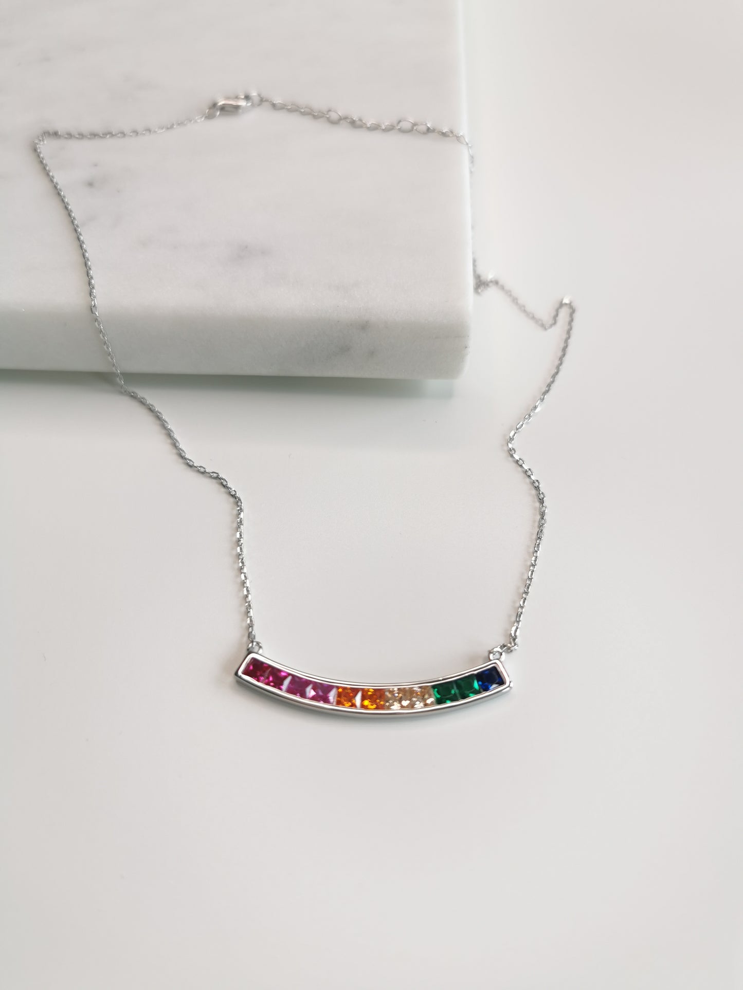 COLLIER BARRE COURBÉE DE ZIRCONIUMS MULTI COULEURS