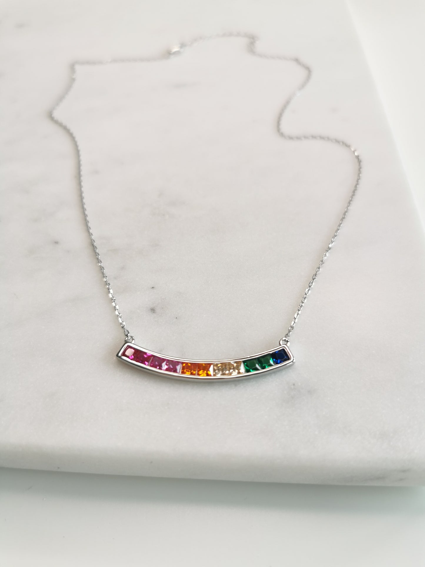 COLLIER BARRE COURBÉE DE ZIRCONIUMS MULTI COULEURS