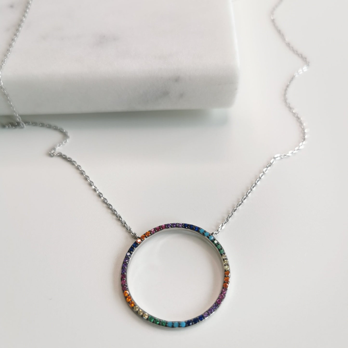 COLLIER CERCLE ZIRCONIUMS MULTI COULEURS