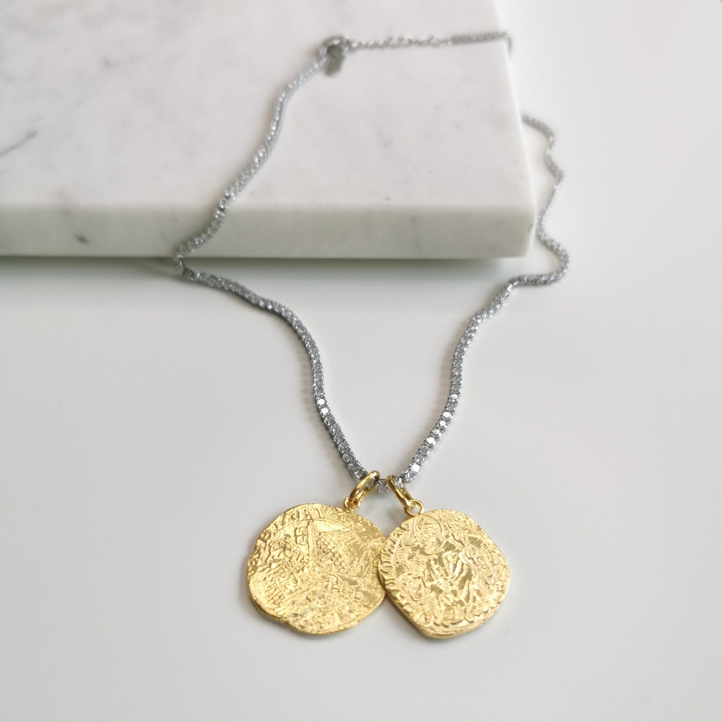 COLLIER COINS AVEC ZIRCONIUM BLANC ET 2 MÉDAILLES OR