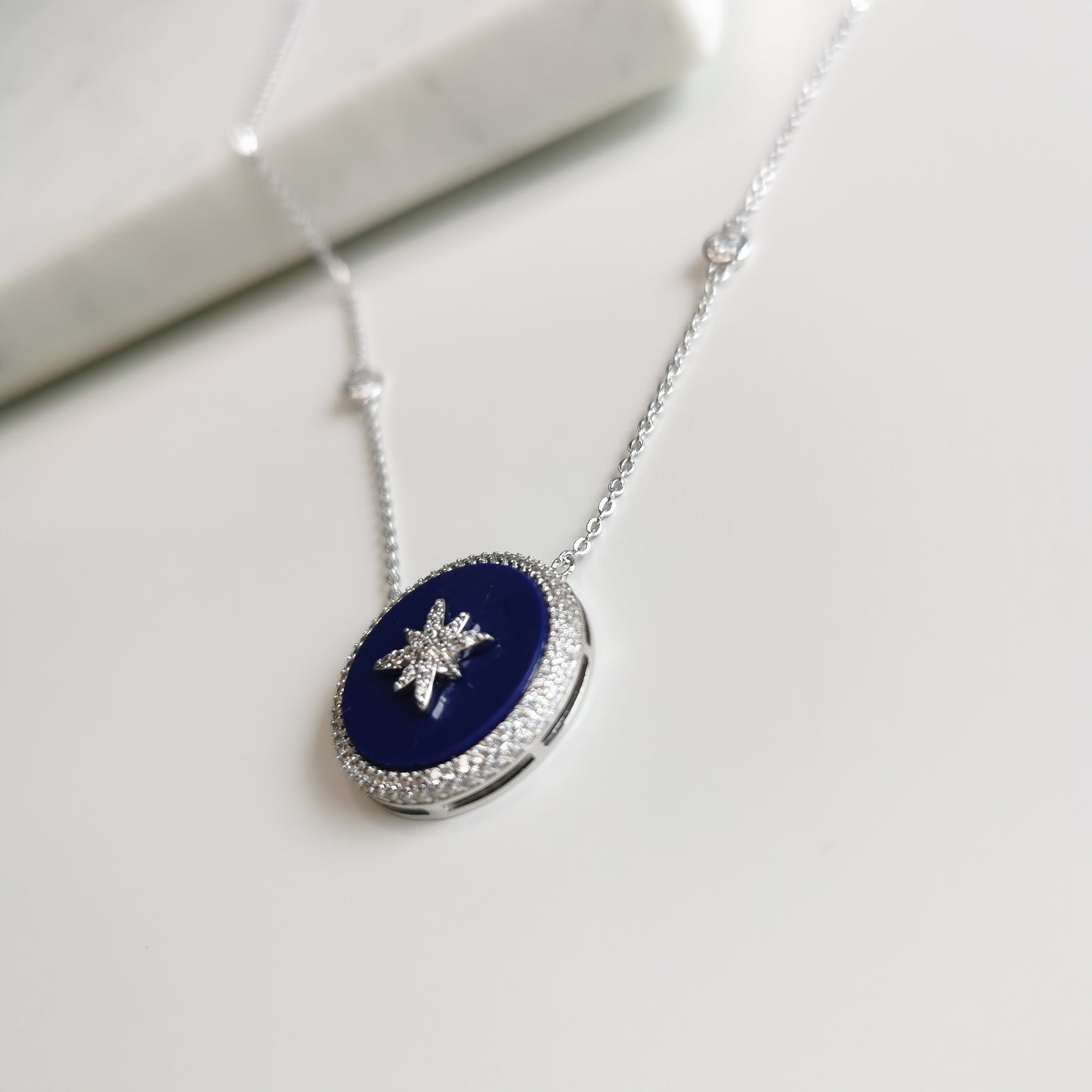 COLLIER MEDAILLE ETOILE BLEU ET ZIRCONIUM