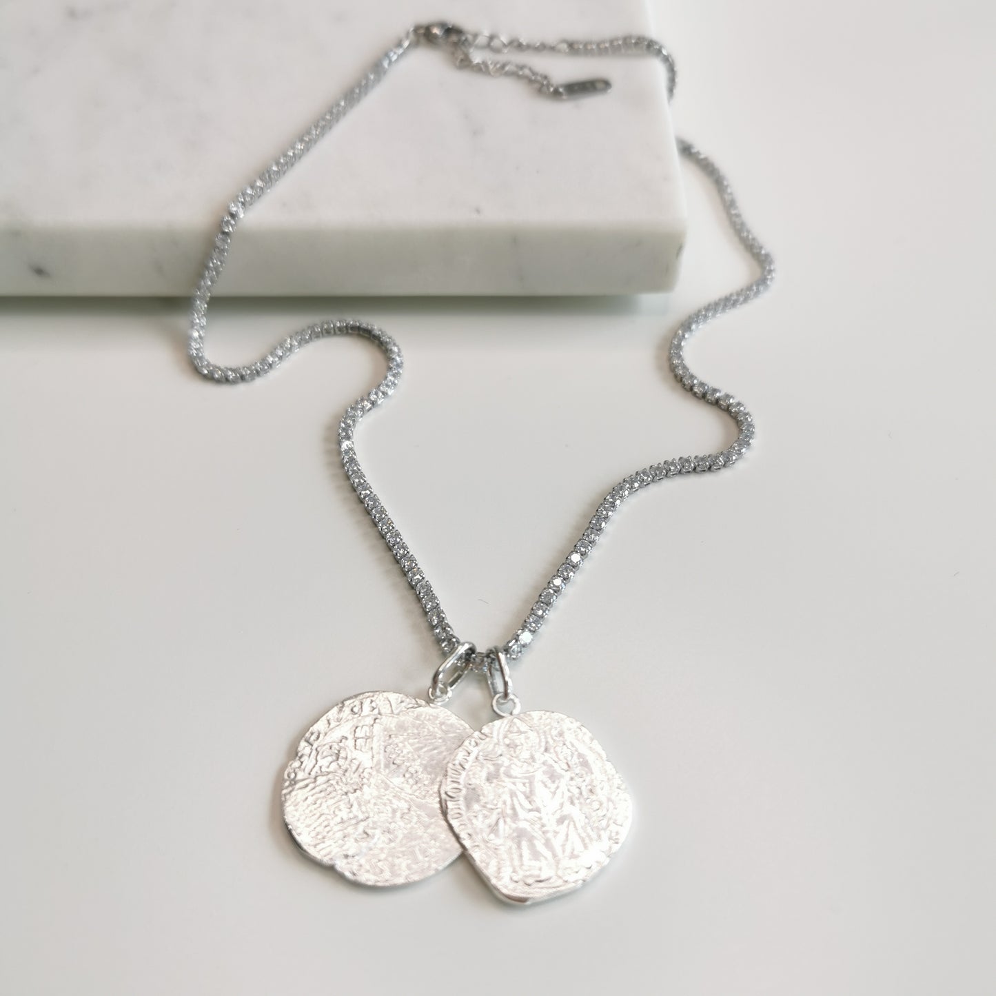 COLLIER COINS AVEC ZIRCONIUM BLANC ET 2 MÉDAILLES ARGENT