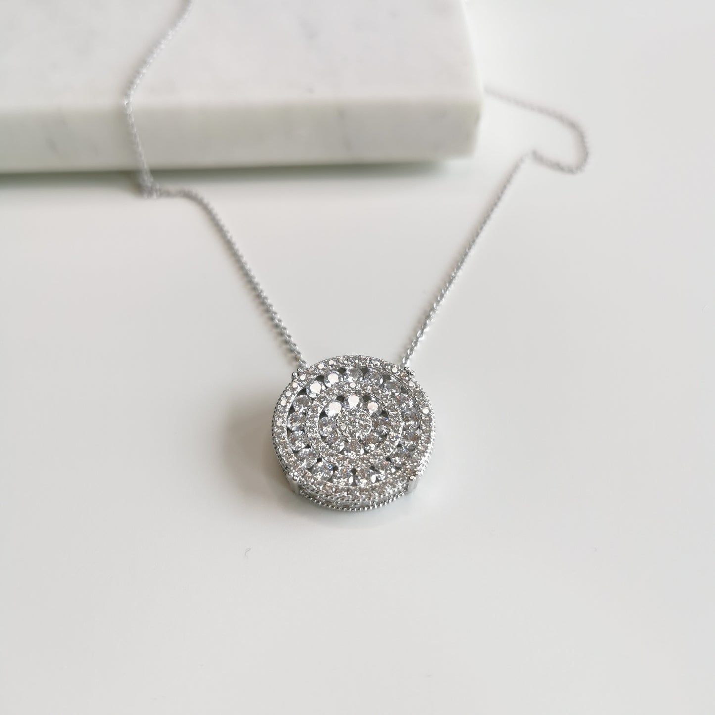 COLLIER MÉDAILLE RONDE FLEUR ZIRCONIUM BLANC