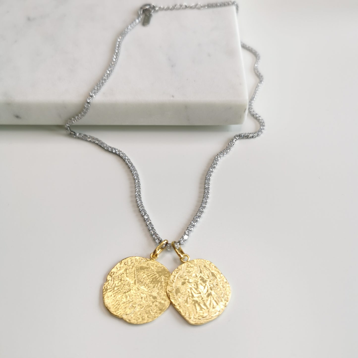 COLLIER COINS AVEC ZIRCONIUM BLANC ET 2 MÉDAILLES OR