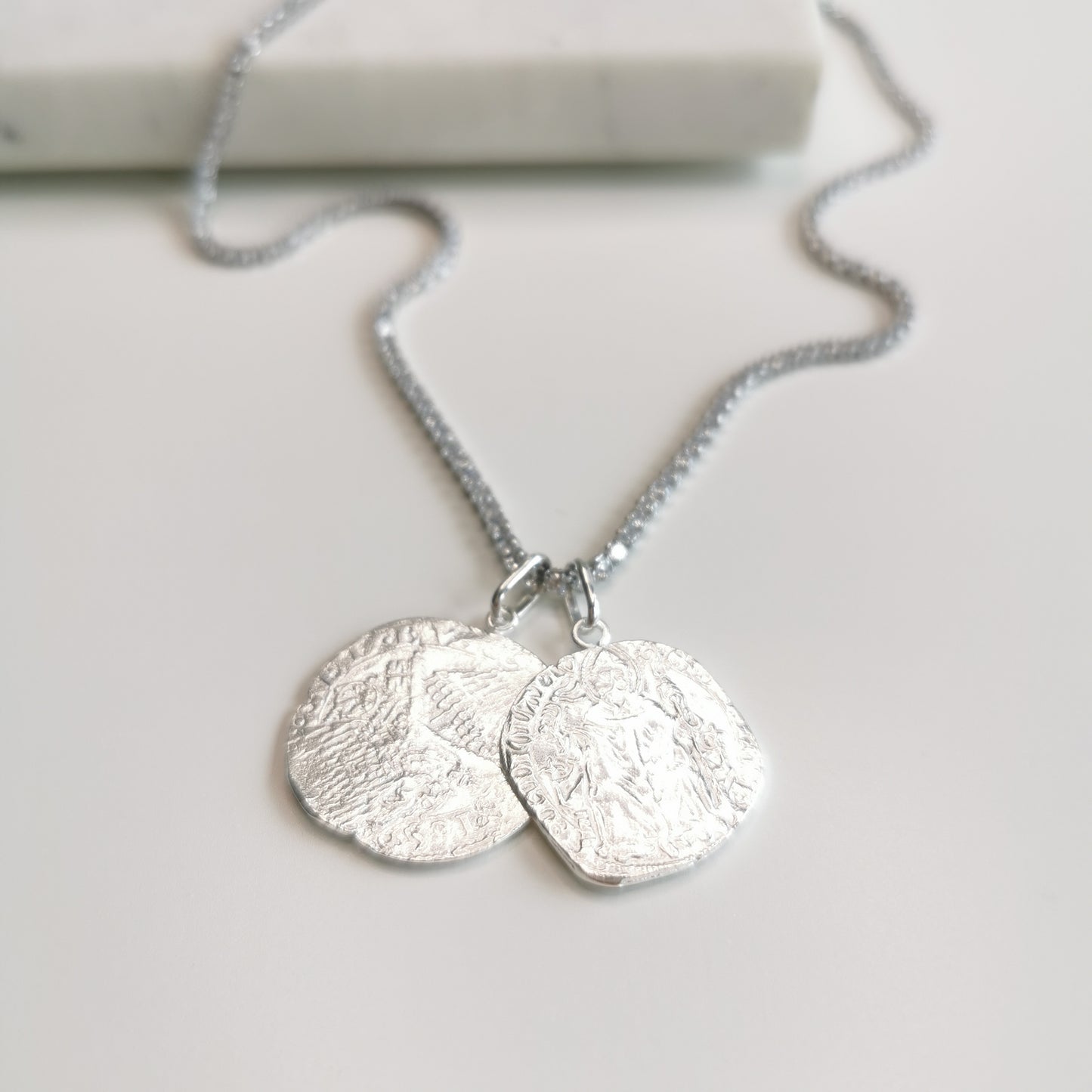 COLLIER COINS AVEC ZIRCONIUM BLANC ET 2 MÉDAILLES ARGENT